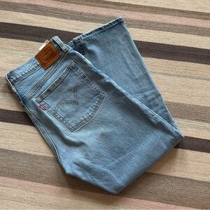 Light Wash Straight Levi’s